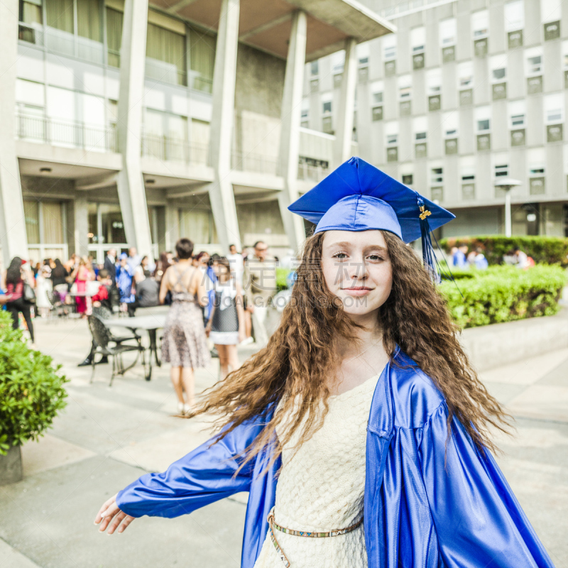 学生,女孩,街道,初中,晚礼服,高中学校建筑,毕业礼服,学位帽,青少年,女子晚礼服