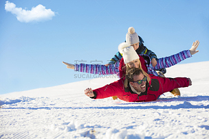 雪,太阳,滑雪度假,乐趣,幸福,滑雪雪橇,家庭,天空,男性,安全帽