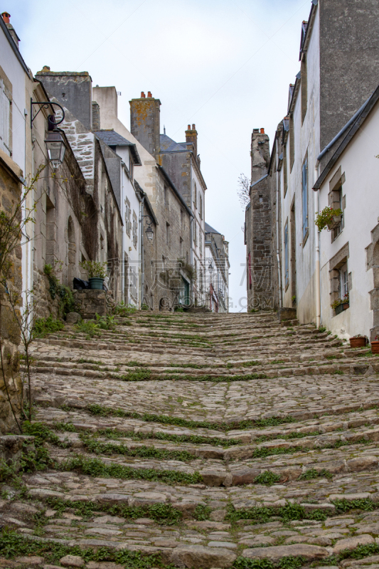 Prise de vue  de la Grande rue Chère dévalant en escalier vers la rivière Le Goyen, au zoom 18/135, 100 iso, f 9, 1/80 seconde