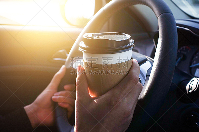 咖啡,拿着,汽车,男人,汽车内部,仅一个青年男人,咖啡杯,饮料,热,仅一个男人