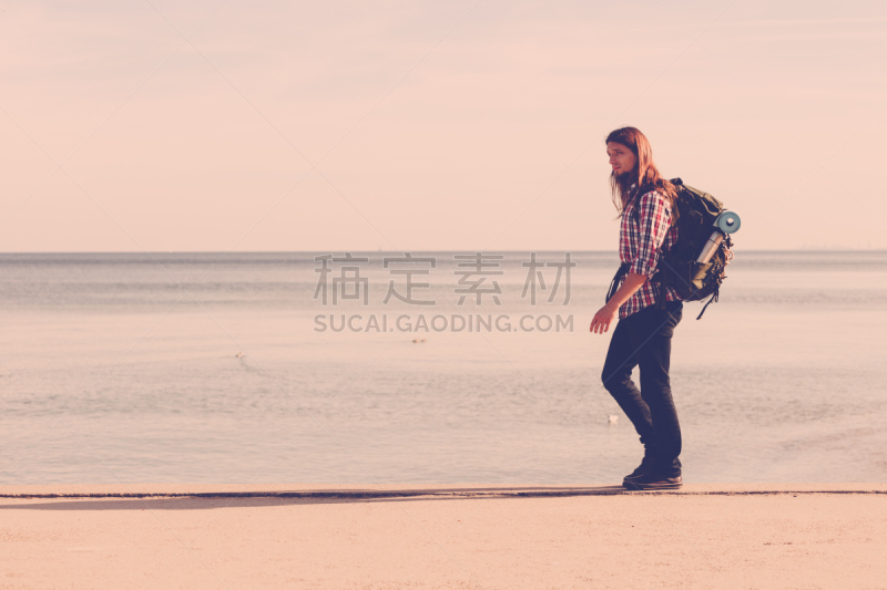 徒步旅行,背包,男人,海滩,留白,休闲活动,水平画幅,旅行者,夏天,户外