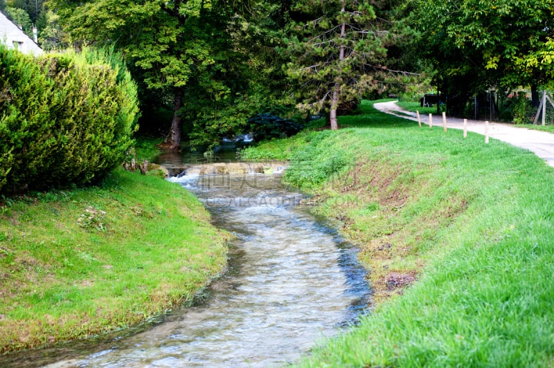 小路,河流,水,水平画幅,绿色,地形,单车道,户外,看风景,波纳山坡