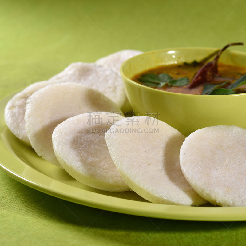 黑绿豆米饼,盘子,水鹿,绿色背景,碗,印度糕,泰米尔纳德邦,胡荽籽,酸辣酱,卡纳塔克邦