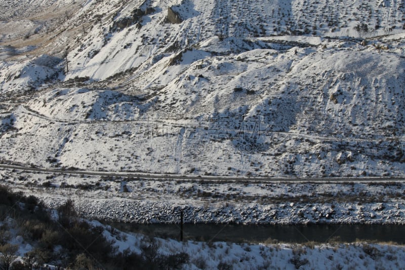 公路,火车,运动跑道,河流,水平画幅,山,雪,无人,铁轨轨道,在边上