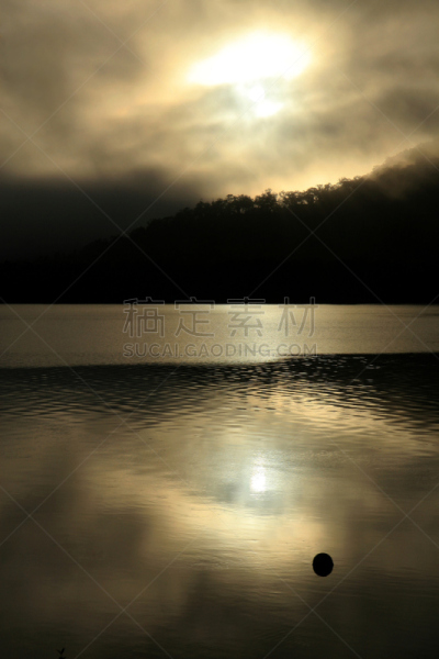 黎明,鱼漂,手放在嘴唇上,垂直画幅,水,天空,平视角,半空中,早晨,湖