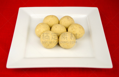 方碟,糖果店,白色,圆形,粗麦食物,雪花巧克力,球体,彩色背景,食品,红色背景