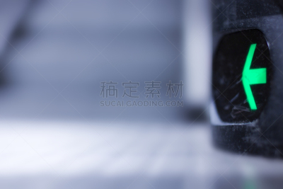 绿灯,红绿灯,箭头符号,电动扶梯,绿色,行人交叉路标志,交通箭头标志,水平画幅,无人,商店