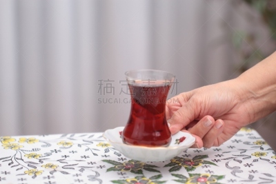 茶,女人,桌子,玻璃杯,水平画幅,帽贝,时间,饮料,白人,在上面