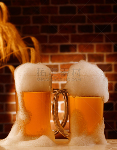 马克杯,啤酒瓶,垂直画幅,洞,台式锯床,无人,巴华利街,巨大的,含酒精饮料,特写
