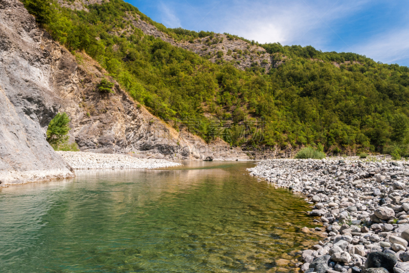 山,夏天,河流,皮亚琴察省,罗马涅大区,水,天空,草原,水平画幅,无人