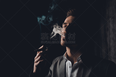 男商人,烟,雪茄,黑色背景,成年的,青年人,人的嘴,瘾君子,职业,时装模特