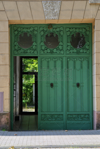 Alte Tür zu Hinterhof