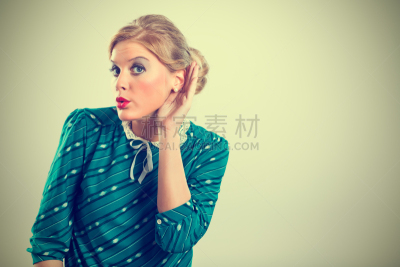 手捂耳朵,1950-1959年图片,1960年-1969年,留白,古典式,仅成年人,青年人,私密,金色头发,女人