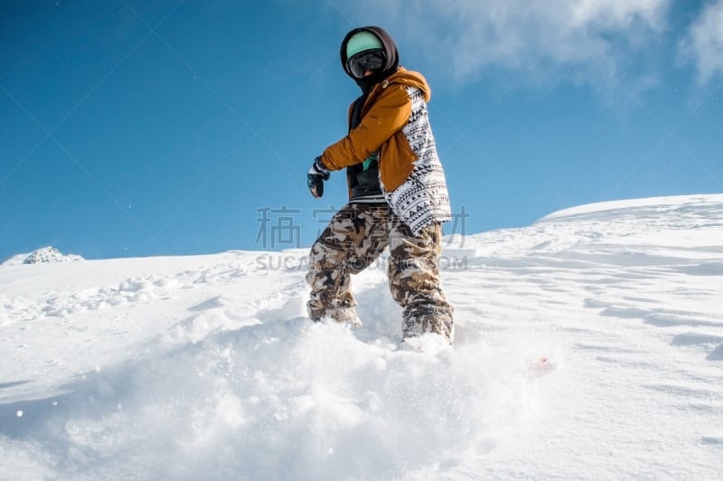 雪,滑雪板,运动服,注视镜头,山,天空,度假胜地,水平画幅,滑雪坡