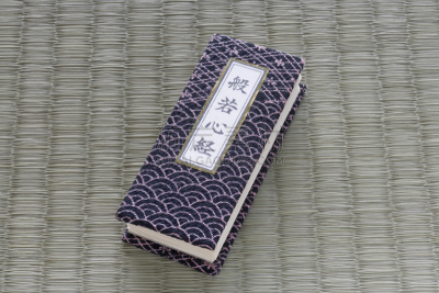佛经,书,胫骨,塌塌米垫,室内,侧面视角,水平画幅,佛教,彩色图片,无人