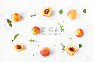 桃,切片食物,白色背景,平铺,风景,薄荷叶,油桃,爱沙尼亚,多汁的,熟的