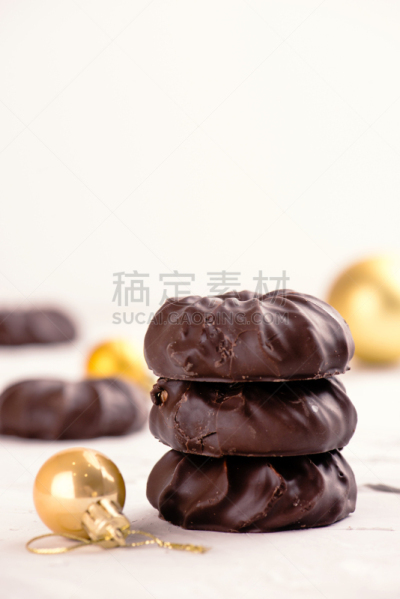 泽费尔,分离着色,抽陀螺,黑巧克力,风景,白色背景,三只动物,垂直画幅,球,家庭生活