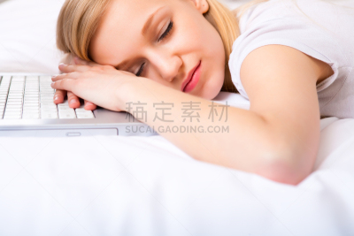 床,使用手提电脑,青年女人,家庭办公,面无表情,休闲活动,家庭生活,仅成年人,疲劳的,长发