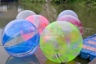 球,水,公园,水平画幅,进行中,水上步行球,游泳池,夏天,户外,塑胶