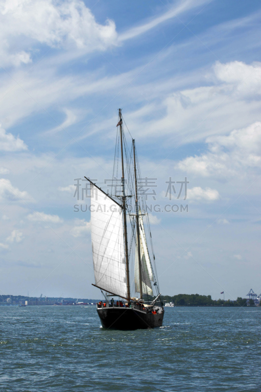 邮轮,纽约州,垂直画幅,水,海港,旅行者,夏天,户外,云景,都市风景