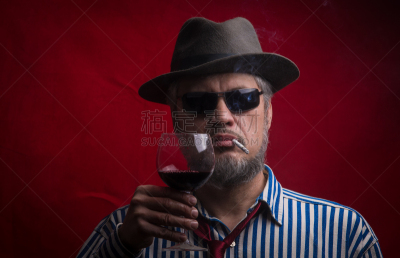 葡萄酒,络腮胡子,玻璃杯,黑色,男人,注视镜头,水平画幅,美人,衬衫,含酒精饮料