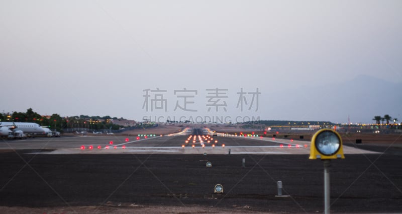 飞机跑道,天空,未来,透过窗户往外看,进出港显示牌,草,都市风景,想法,白色,沥青