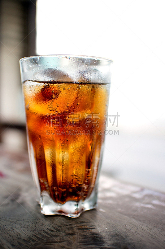 碳酸饮料,垂直画幅,饮食,可乐,寒冷,无人,不健康食物,玻璃杯,冰,饮料