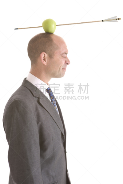 男商人,威廉姆斯泰尔,垂直画幅,水果,勇气,风险,套装,背景分离,侧面视角,苹果
