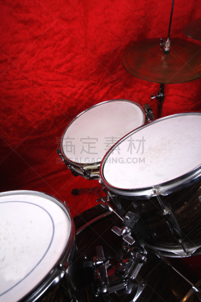 爵士鼓,鼓皮,钹,垂直画幅,红色,打击器,无人,音乐,摄影