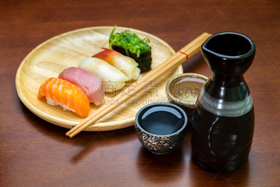 杯,日本青酒,背景,寿司,餐具,新的,水平画幅,膳食,含酒精饮料,饮料
