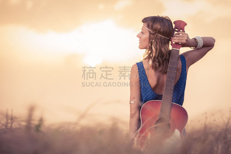 声学吉他,青年女人,伍德斯托克音乐节,西部乡村乐,吉他,乐器弦,原音乐,夏天,仅成年人,自由