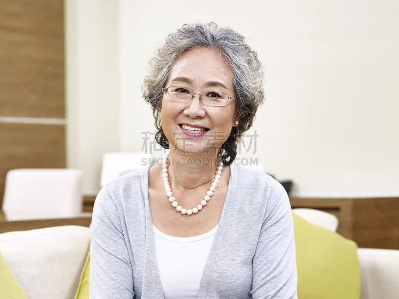 老年人 女人 注视镜头 东亚人 灰发 老年女人 60到69岁 中国人 朝鲜半岛 女性图片素材下载 稿定素材 老年人 女人 注视镜头 东亚人 灰发 老年女人 60到69岁 中国人 朝鲜半岛 女性图片素材下载 稿定素材