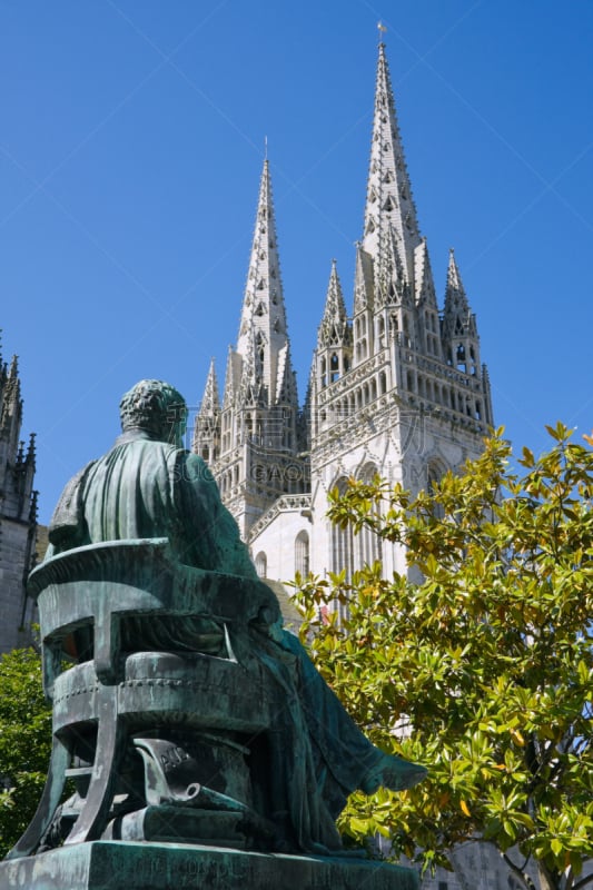 Statue of  Laënnec and  cathedral St Corentin ( France)