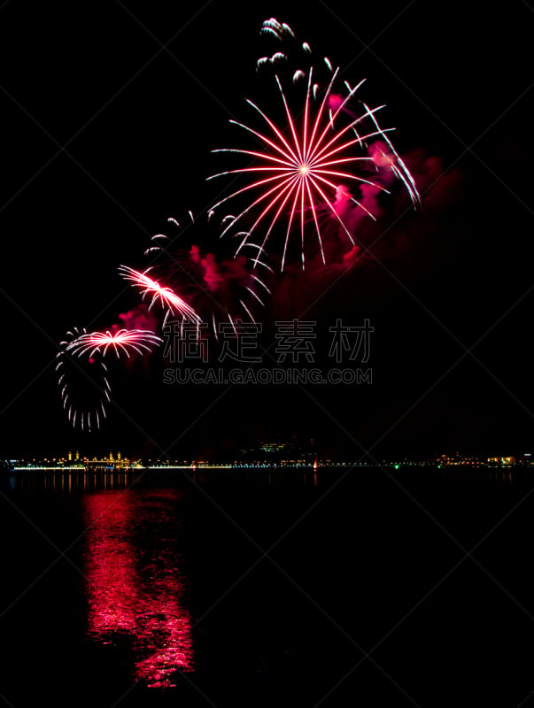 放焰火,夜晚,天空,垂直画幅,美,美国国庆日,新年,烟,明亮