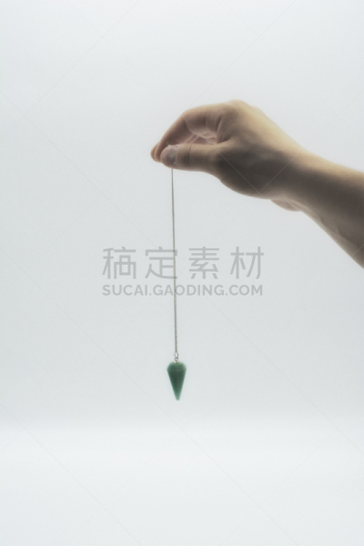 水晶,钟摆,探矿杖,分离着色,绿松石,平衡折角灯,白色背景,手,催眠师,迷幻色