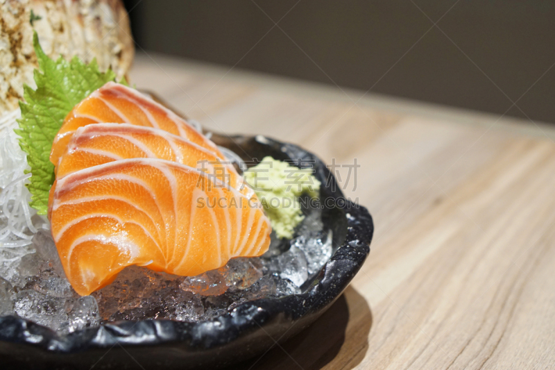 生食,特写,生鱼片,清新,切片食物,绿芥末酱,接力赛,碎冰,三文鱼,水平画幅