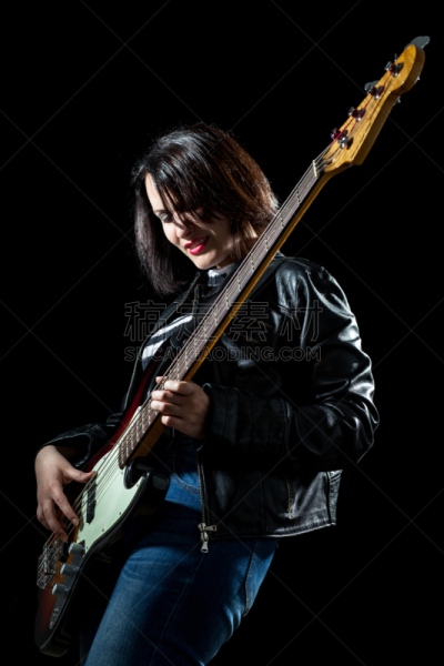 女人,低音提琴,进行中,低音吉他,独奏演员,低音乐器,现场活动,皮茄克,垂直画幅,美