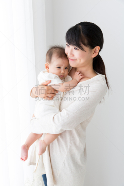 母亲,婴儿,起居室,注视镜头,婴儿期,垂直画幅,单身母亲,日本人,成年的,单亲家庭
