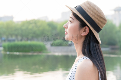 湖,注视镜头,女人,快乐,水,天空,美,公园,半身像,水平画幅
