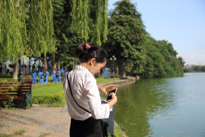 河内,青年女人,女人,仅一个女人,湖岸,水平画幅,便携式信息设备,人,户外,还剑湖