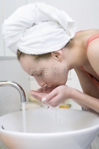 侧面视角,青年女人,用毛巾包裹,垂直画幅,水,美,浴室,夜晚,美人,家庭生活
