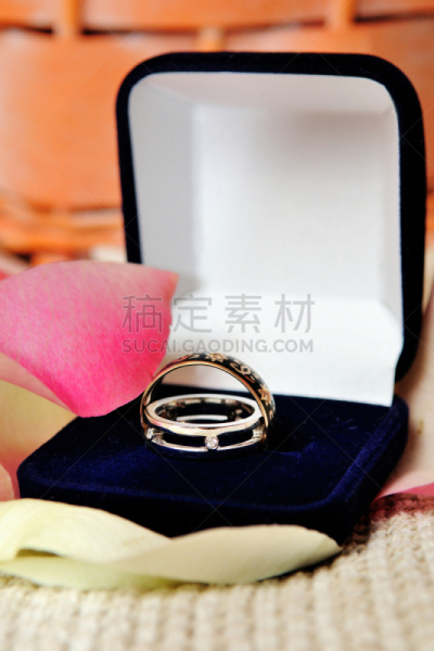 首饰盒,自然美,玫瑰花瓣,结婚戒指,玫瑰,两个物体,一个物体,婚姻,华贵,新婚夫妇