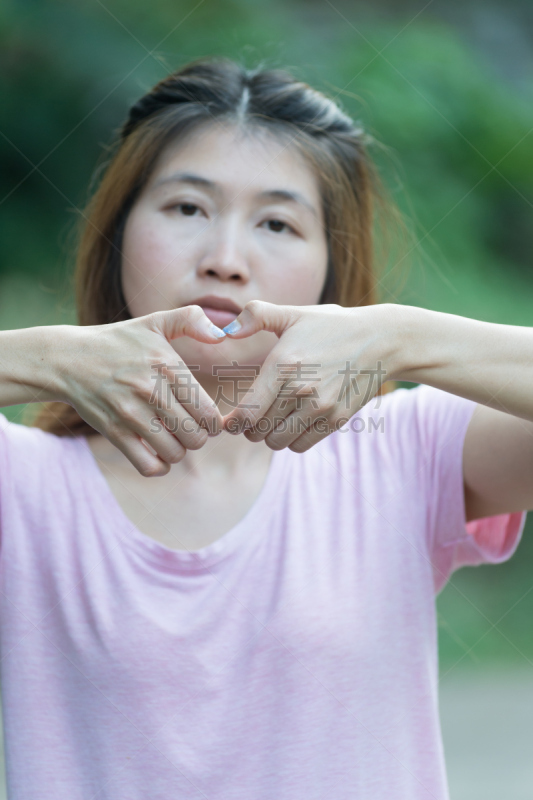 手,青年女人,心型,标志,亚洲,幸福,垂直画幅,美,形状,美人