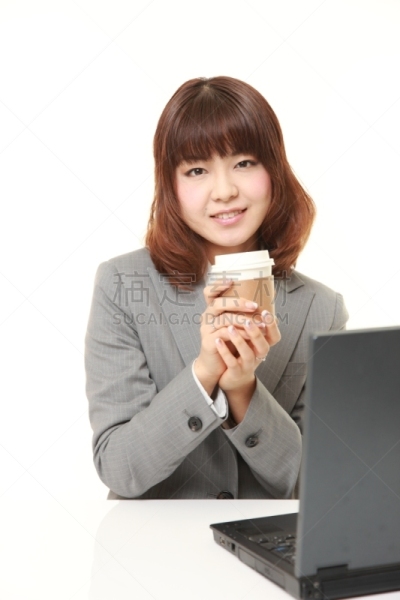 日本人,女商人,工间休息,一次性杯子,垂直画幅,办公室,笔记本电脑,套装,饮料,咖啡