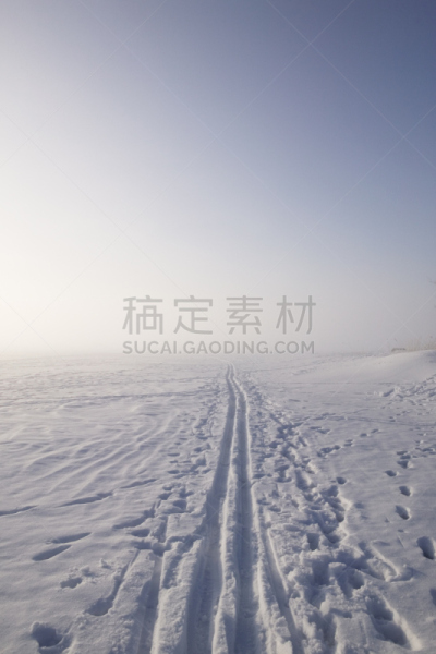 越野滑雪,滑雪痕,雾,屈膝旋转滑雪,垂直画幅,迷路,寒冷,温度,无人,滑雪运动