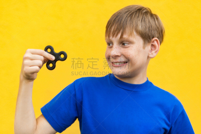 男孩,黄色背景,指尖陀螺,少儿多动症,雀斑,做鬼脸,少男,青少年,未成年学生,男性