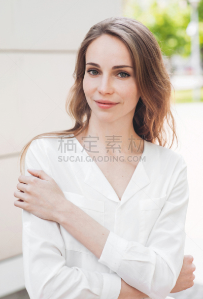 青年女人,注视镜头,特写,幸福,垂直画幅,留白,休闲活动,健康,夏天,仅成年人