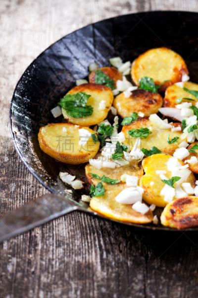 patatas bravas,鱼和薯条店,嫩煎食品,餐具,垂直画幅,精制土豆,铁,乡村风格,锅,烤的
