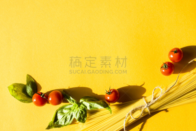 干的,意大利细面条,罗勒,樱桃番茄,平铺,几乎,视角,叶子,黄色背景,上装