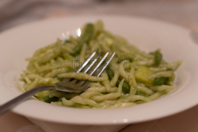 红花菜豆,罗勒酱,意大利面,精制土豆,水平画幅,传统,膳食,特写,意大利食品,意大利细面条